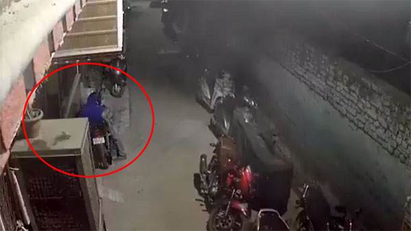 പടക്കങ്ങള്‍ക്ക് പകരം യുവാവ് തീകൊളുത്തിയത് വാഹനങ്ങള്‍ക്ക്, നടുക്കം മാറാതെ ദില്ലി