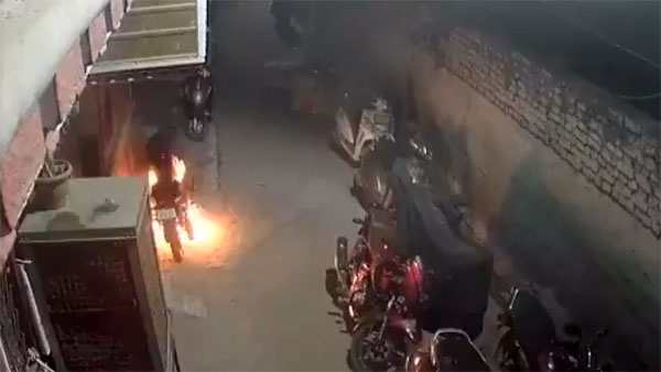 പടക്കങ്ങള്‍ക്ക് പകരം യുവാവ് തീകൊളുത്തിയത് വാഹനങ്ങള്‍ക്ക്, നടുക്കം മാറാതെ ദില്ലി