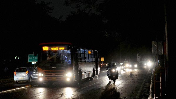 അമിത പ്രകാശമുള്ള ഹെഡ്‌ലാമ്പുകള്‍ക്ക് ഇനി പിടിവീഴും; ലക്‌സ് മീറ്ററുമായി പൊലീസ്
