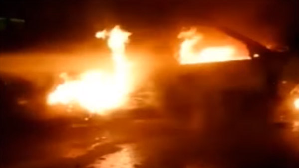 ഓടിക്കൊണ്ടിരുന്ന ഫോർഡ് ഐക്കോണിന് തീപിടിച്ചു