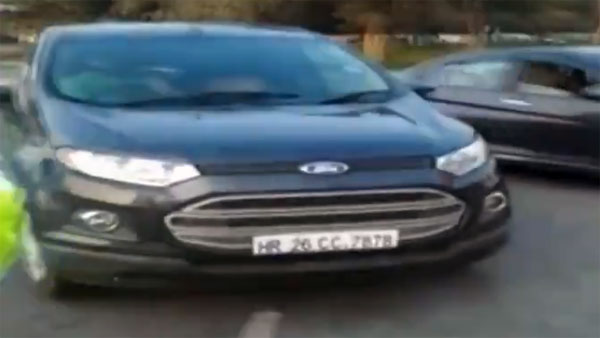 പോലീസിനെ തട്ടിത്തെറിപ്പിച്ച് ഇക്കോസ്പോർട് ഡ്രൈവറുടെ വിളയാട്ടം — വീഡിയോ