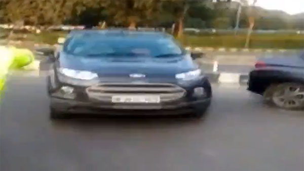 പോലീസിനെ തട്ടിത്തെറിപ്പിച്ച് ഇക്കോസ്പോർട് ഡ്രൈവറുടെ വിളയാട്ടം — വീഡിയോ