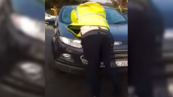 പോലീസിനെ തട്ടിത്തെറിപ്പിച്ച് ഇക്കോസ്പോർട് ഡ്രൈവറുടെ വിളയാട്ടം — വീഡിയോ