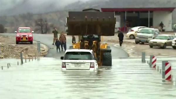 റേഞ്ച് റോവറിനെ നാണിപ്പിച്ച് ടൊയോട്ടയുടെ തോണി തുഴയൽ — വീഡിയോ