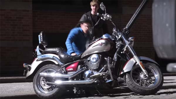 ഒറ്റ വെട്ടിന് ബൈക്ക് രണ്ട് കഷണം — വീഡിയോ വൈറൽ