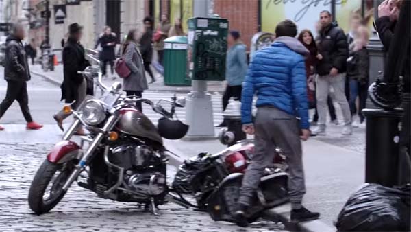 ഒറ്റ വെട്ടിന് ബൈക്ക് രണ്ട് കഷണം — വീഡിയോ വൈറൽ