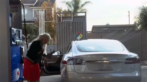 ടെസ്‌ല കാറിൽ പെട്രോള്‍; വീഡിയോ വൈറല്‍