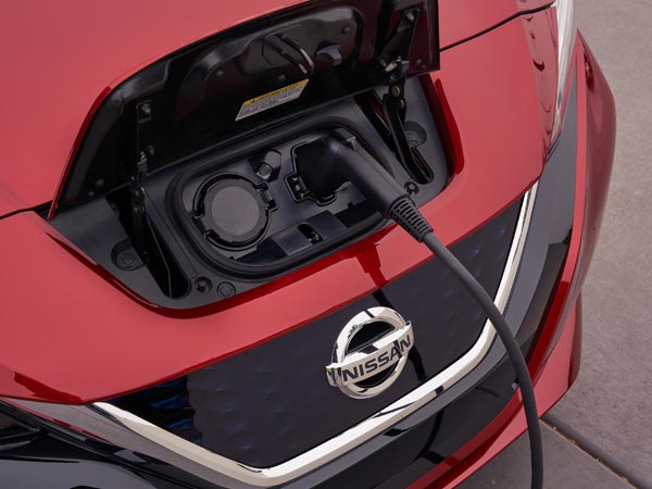 നിസാന്‍ ലീഫ് എത്തുന്നു