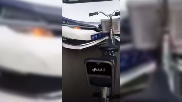 സൈക്കിളിടിച്ച് തകർന്ന് ടൊയോട്ട കൊറോള, വീഡിയോ വൈറൽ