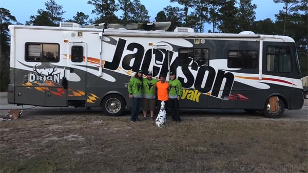 റിവേഴ്സ് ഗിയറിട്ടത് പട്ടി, വെള്ളത്തിലായത് വണ്ടി — വീഡിയോ വൈറൽ