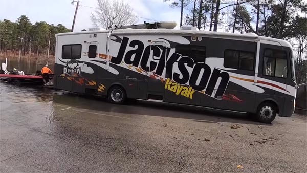 റിവേഴ്സ് ഗിയറിട്ടത് പട്ടി, വെള്ളത്തിലായത് വണ്ടി — വീഡിയോ വൈറൽ