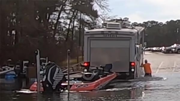 റിവേഴ്സ് ഗിയറിട്ടത് പട്ടി, വെള്ളത്തിലായത് വണ്ടി — വീഡിയോ വൈറൽ