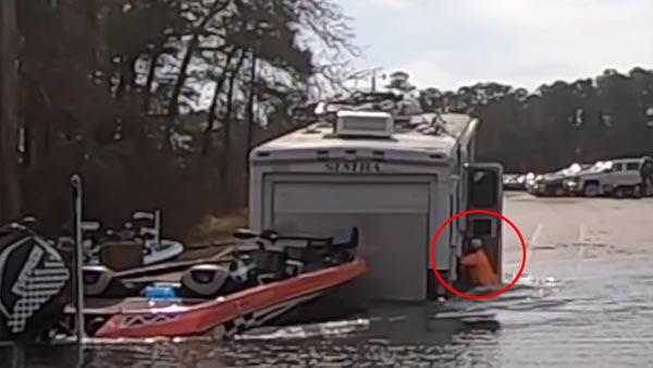 റിവേഴ്സ് ഗിയറിട്ടത് പട്ടി, വെള്ളത്തിലായത് വണ്ടി — വീഡിയോ വൈറൽ