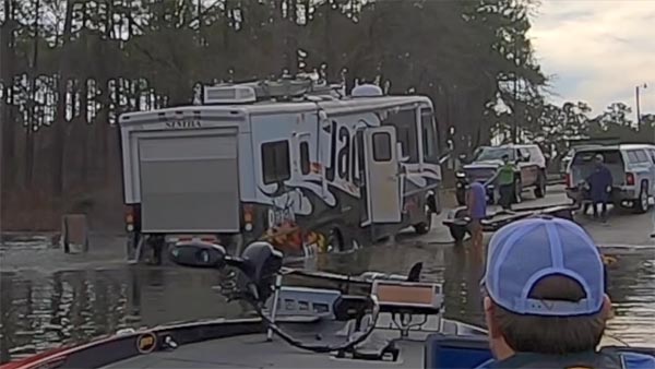 റിവേഴ്സ് ഗിയറിട്ടത് പട്ടി, വെള്ളത്തിലായത് വണ്ടി — വീഡിയോ വൈറൽ