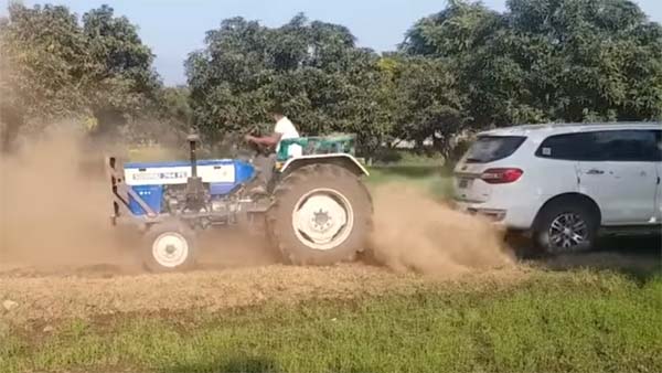 ഫോർഡ് എൻഡവറും ട്രാക്ടറും തമ്മിൽ വടംവലി, ആര് ജയിക്കും? — വീഡിയോ