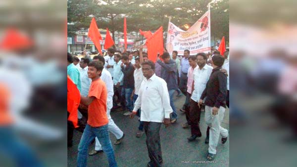 ഹെല്‍മറ്റിന് ശവമഞ്ചമൊരുക്കി ഒരു വ്യത്യസ്ത പ്രതിഷേധം