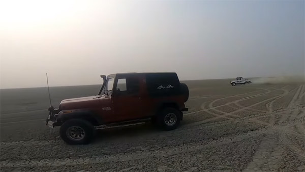 മഹീന്ദ്ര ഥാറും മാരുതി ജിപ്സിയും ഏറ്റുമുട്ടിയപ്പോൾ — വീഡിയോ