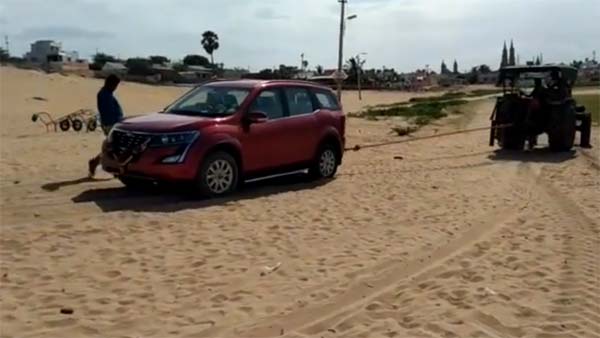 കടല് കാണാനിറങ്ങിയ പുത്തന്‍ മഹീന്ദ്ര XUV500, ഒടുവില്‍ ട്രാക്ടര്‍ വേണ്ടിവന്നു പുറത്തെടുക്കാന്‍