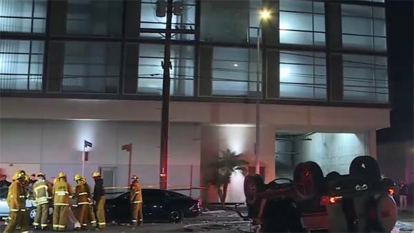 ബ്രേക്കിന് പകരം ആക്സലറേറ്റർ, മൂന്നാംനിലയിൽ നിന്ന് താഴേക്ക് കൂപ്പുകുത്തി ബെൻസ്