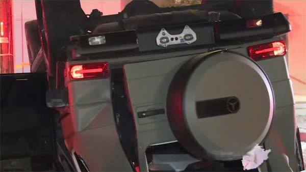 ബ്രേക്കിന് പകരം ആക്സലറേറ്റർ, മൂന്നാംനിലയിൽ നിന്ന് താഴേക്ക് കൂപ്പുകുത്തി ബെൻസ്