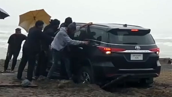 കടല് കാണാനിറങ്ങിയ ഫോര്‍ച്യൂണര്‍ മണലില്‍ പൂണ്ടപ്പോള്‍ — വീഡിയോ