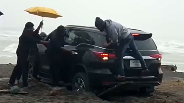 കടല് കാണാനിറങ്ങിയ ഫോര്‍ച്യൂണര്‍ മണലില്‍ പൂണ്ടപ്പോള്‍ — വീഡിയോ