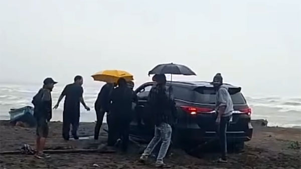 കടല് കാണാനിറങ്ങിയ ഫോര്‍ച്യൂണര്‍ മണലില്‍ പൂണ്ടപ്പോള്‍ — വീഡിയോ