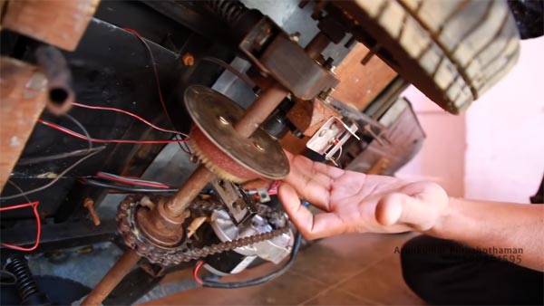 മക്കള്‍ക്ക് കളിപ്പാട്ടമായി ഓട്ടോറിക്ഷ, ഈ അച്ഛന്‍ മരണമാസ്സ് — വീഡിയോ