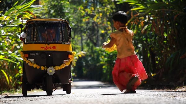 മക്കള്‍ക്ക് കളിപ്പാട്ടമായി ഓട്ടോറിക്ഷ, ഈ അച്ഛന്‍ മരണമാസ്സ് — വീഡിയോ