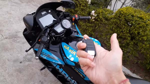 ഫിംഗര്‍പ്രിന്റ് സ്റ്റാര്‍ട്ടും ക്രൂയിസ് കണ്‍ട്രോളും — യമഹ R15 സ്മാര്‍ട്ടാവുമ്പോള്‍