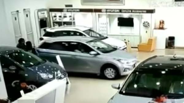 കാര്‍ വാങ്ങാന്‍ ചെന്നു, ഷോറൂം ഇടിച്ച് തകര്‍ത്ത് യുവതി — വീഡിയോ