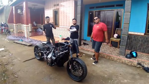 ടൊയോട്ട ഇന്നോവ എഞ്ചിന്‍ കൊണ്ടൊരു ഓട്ടോമാറ്റിക് ബൈക്ക്