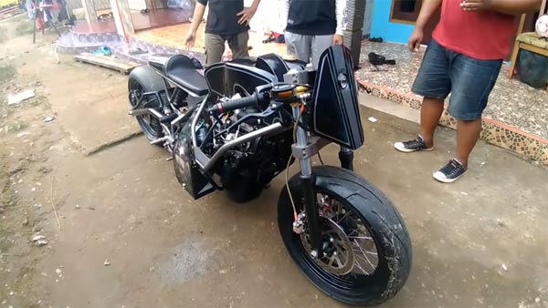 ടൊയോട്ട ഇന്നോവ എഞ്ചിന്‍ കൊണ്ടൊരു ഓട്ടോമാറ്റിക് ബൈക്ക്