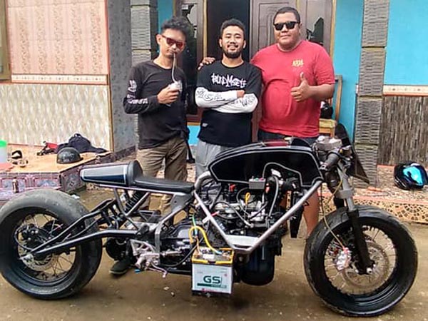 ടൊയോട്ട ഇന്നോവ എഞ്ചിന്‍ കൊണ്ടൊരു ഓട്ടോമാറ്റിക് ബൈക്ക്