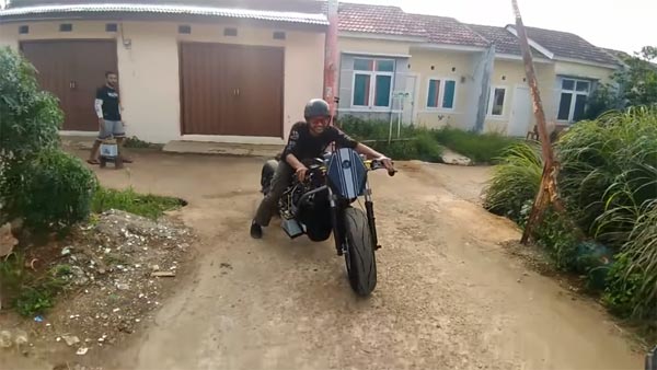 ടൊയോട്ട ഇന്നോവ എഞ്ചിന്‍ കൊണ്ടൊരു ഓട്ടോമാറ്റിക് ബൈക്ക്