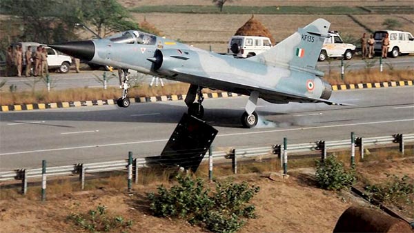 ഇന്ത്യയുടെ മിറാഷും പാക്കിസ്ഥാന്റെ എഫ് 16 ഫാല്‍ക്കണും — വ്യത്യാസങ്ങളിങ്ങനെ