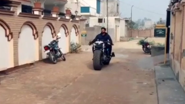 ട്രാക്ടര്‍ ടയറുമായൊരു ബുള്ളറ്റ് — വീഡിയോ