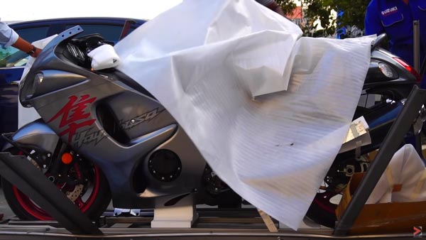 ഹയബൂസയെ ഉടമയ്ക്ക് കൈമാറും മുമ്പ് — 'അണ്‍ബോക്‌സ്' ചെയ്യുന്നത് ഇങ്ങനെ