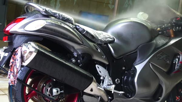 ഹയബൂസയെ ഉടമയ്ക്ക് കൈമാറും മുമ്പ് — 'അണ്‍ബോക്‌സ്' ചെയ്യുന്നത് ഇങ്ങനെ