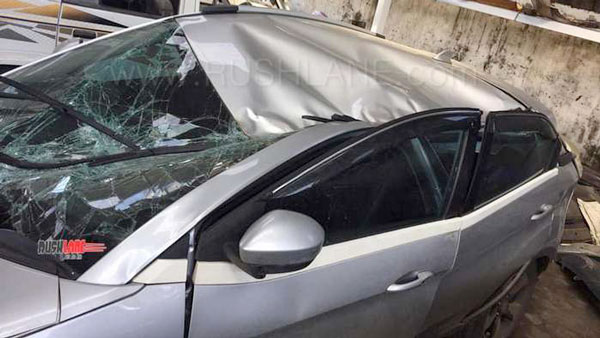 കൂറ്റന്‍ തൂണിന് അടിയില്‍പ്പെട്ട് നെക്‌സോണ്‍, ടാറ്റയ്ക്ക് സ്തുതി പറഞ്ഞ് വാഹന പ്രേമികള്‍