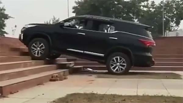 സ്റ്റെപ്പ് കയറിയിറങ്ങി ഒരു ഫോര്‍ച്യൂണര്‍ അപാരത