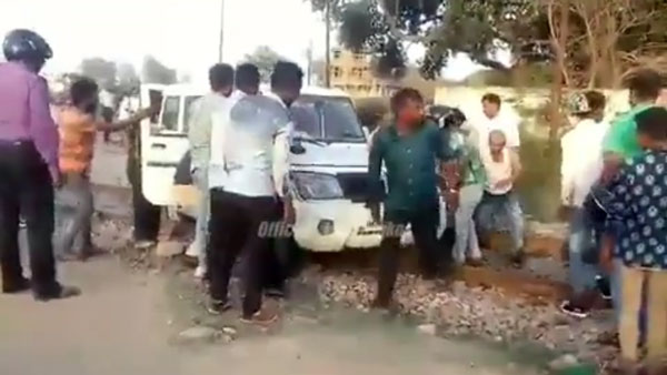 ട്രെയിനിന് കുറുകെ ചാടി ബൊലേറോ, ഒഴിവായത് വന്‍ ദുരന്തം