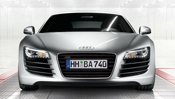 വഴിയോരത്തെ വര്‍ക്ക്‌ഷോപ്പില്‍ രണ്ട് കോടിയുടെ ഔഡി കാര്‍ പെയിന്റിംഗിന് — ചിത്രങ്ങള്‍ വൈറല്‍