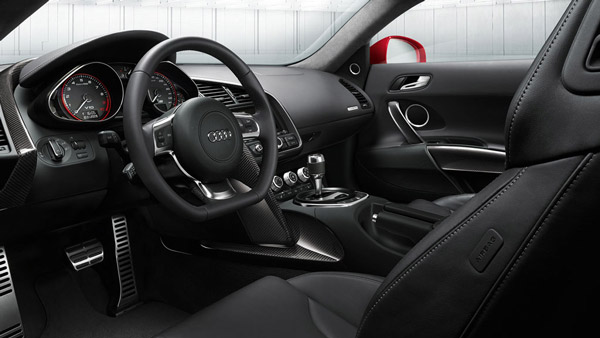 വഴിയോരത്തെ വര്‍ക്ക്‌ഷോപ്പില്‍ രണ്ട് കോടിയുടെ ഔഡി കാര്‍ പെയിന്റിംഗിന് — ചിത്രങ്ങള്‍ വൈറല്‍