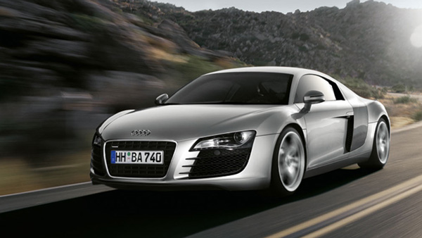 വഴിയോരത്തെ വര്‍ക്ക്‌ഷോപ്പില്‍ രണ്ട് കോടിയുടെ ഔഡി കാര്‍ പെയിന്റിംഗിന് — ചിത്രങ്ങള്‍ വൈറല്‍