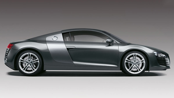 വഴിയോരത്തെ വര്‍ക്ക്‌ഷോപ്പില്‍ രണ്ട് കോടിയുടെ ഔഡി കാര്‍ പെയിന്റിംഗിന് — ചിത്രങ്ങള്‍ വൈറല്‍