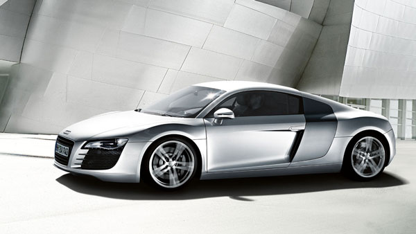 വഴിയോരത്തെ വര്‍ക്ക്‌ഷോപ്പില്‍ രണ്ട് കോടിയുടെ ഔഡി കാര്‍ പെയിന്റിംഗിന് — ചിത്രങ്ങള്‍ വൈറല്‍