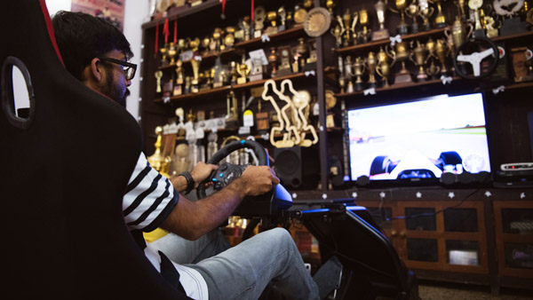 ഇനി ചിലവില്ലാതെ ട്രാക്കിലിറങ്ങാം, റേസ് സിമുലേറ്ററുമായി ഇന്റേസിങ്