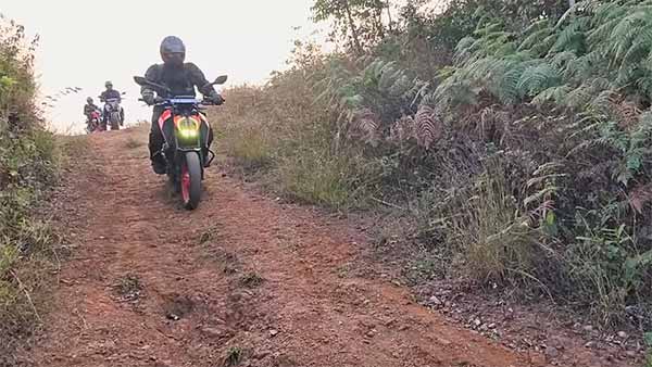 ഈ കെടിഎം ഡ്യൂക്ക് ബൈക്കുകള്‍ കാണിച്ച് തരും എബിഎസ് എന്തെന്ന് — വീഡിയോ