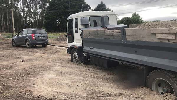 കുഴിയില്‍ വീണ ഭീമന്‍ ട്രക്കിന് രക്ഷകനായി മഹീന്ദ്ര XUV500 — വീഡിയോ